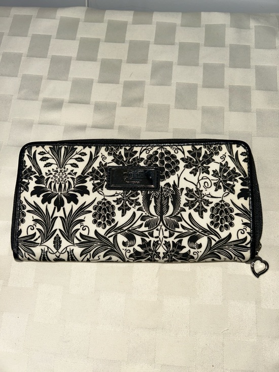 Gigi Hill Handbags - Gigi Hill Black & White Floral Zip-Around Wallet with Silver Plaque